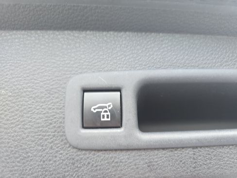 Used 2025 Toyota Sienna XLE FWD image 13
