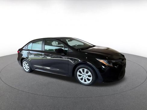 Used 2025 Toyota Corolla LE FWD image 2