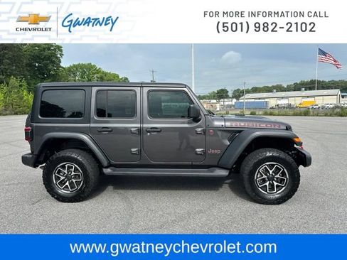 Used 2025 Jeep Wrangler Unlimited Rubicon w/ Convenience Group AWD/4WD image 4
