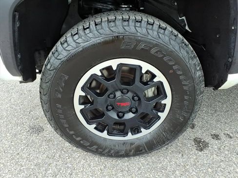 Used 2024 Toyota Tacoma TRD Off-Road w/ TRD Off Road Upgrade Package AWD/4WD image 11