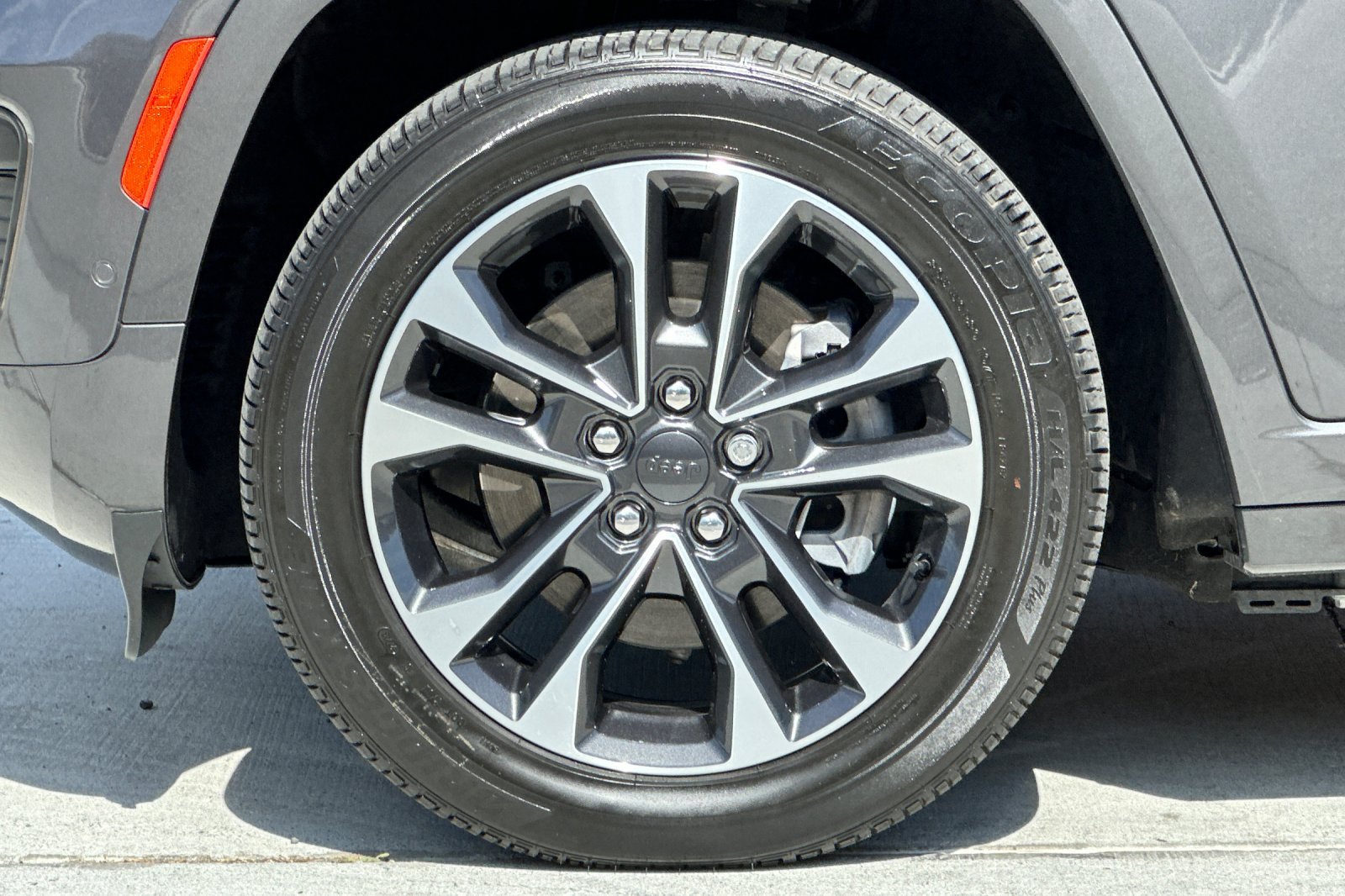 Used 2023 Jeep Grand Cherokee Overland w/ Advanced Protech Group III AWD/4WD image 27