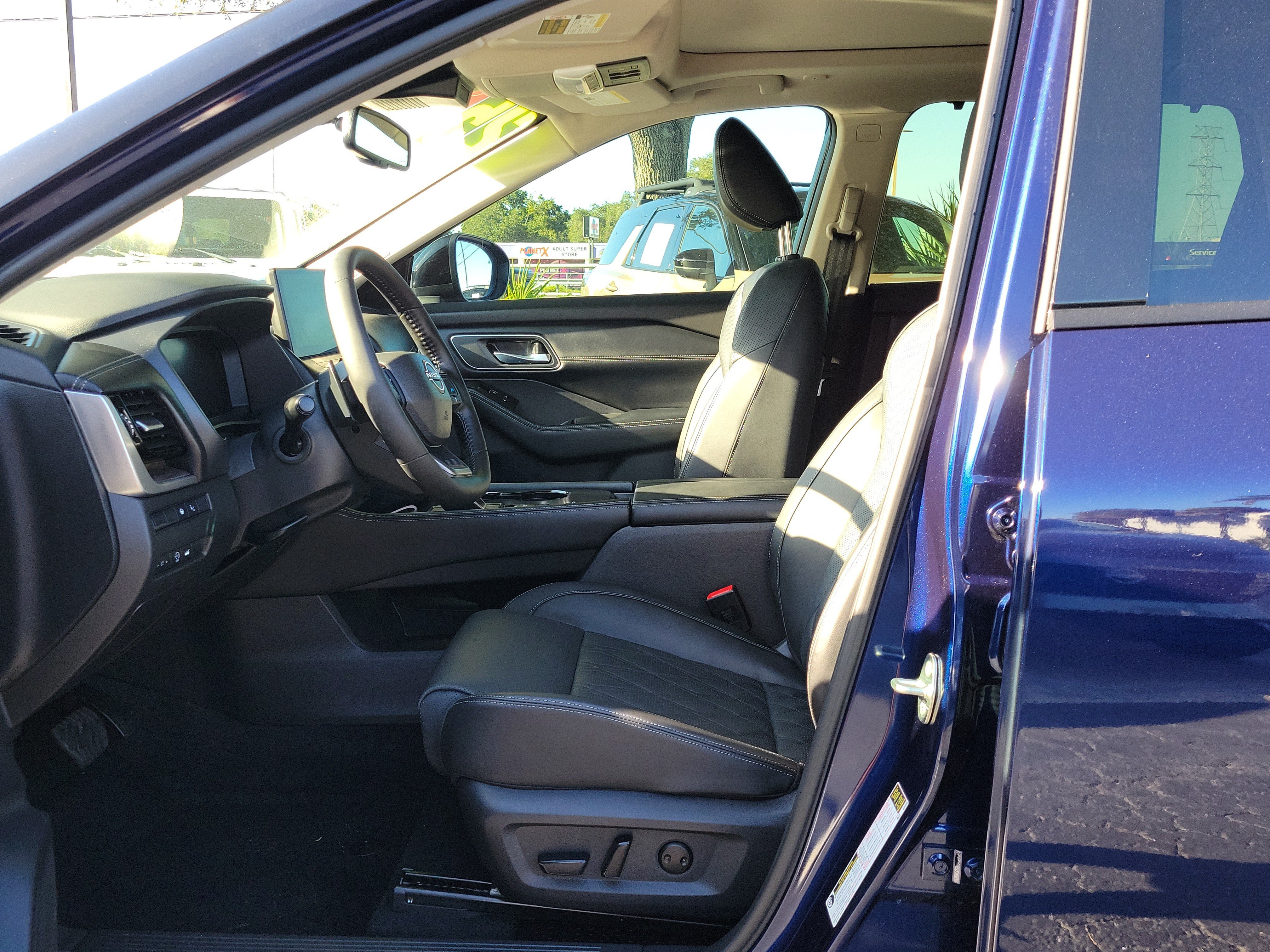 Certified 2025 Nissan Rogue Platinum w/ Platinum Premium Package FWD image 17