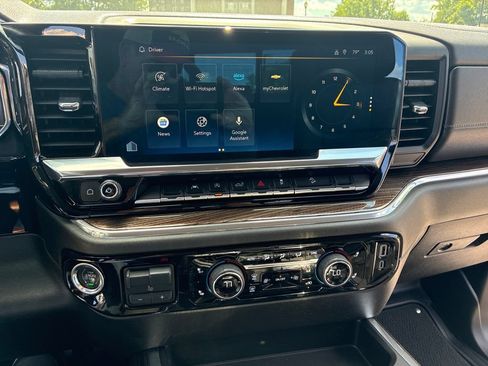 Used 2023 Chevrolet Silverado 1500 LT w/ Z71 Off-Road Package AWD/4WD image 16