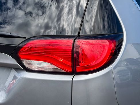 Used 2020 Chrysler Pacifica Touring-L FWD image 8