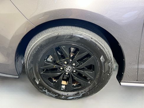 Used 2023 Toyota Sienna XLE FWD image 13