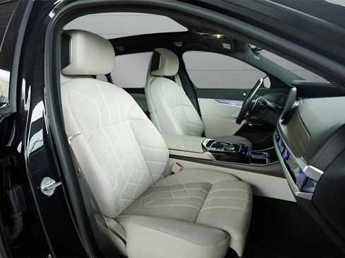 Used 2023 BMW 760i xDrive w/ Executive Package image 38