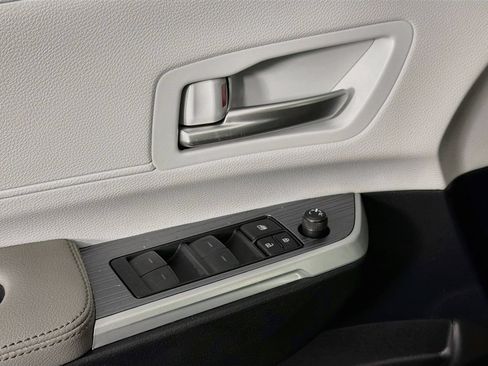 Used 2025 Toyota Sienna XLE FWD image 23