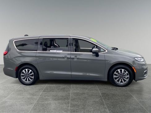 Used 2023 Chrysler Pacifica Touring-L FWD image 6
