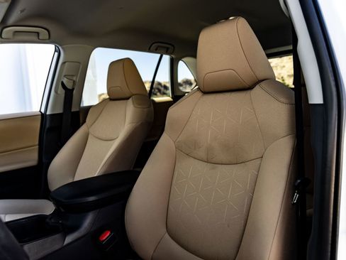 Used 2025 Toyota RAV4 XLE FWD image 18