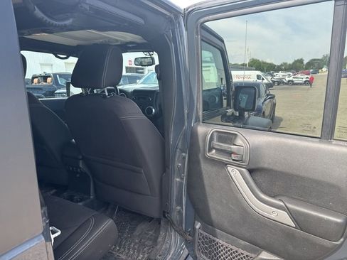 Used 2017 Jeep Wrangler Unlimited Rubicon w/ Connectivity Group AWD/4WD image 13