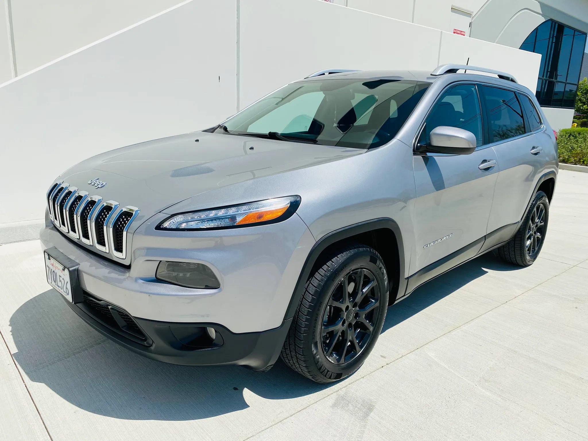 Used 2017 Jeep Cherokee Latitude FWD image 1