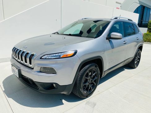 Used 2017 Jeep Cherokee Latitude FWD image 1