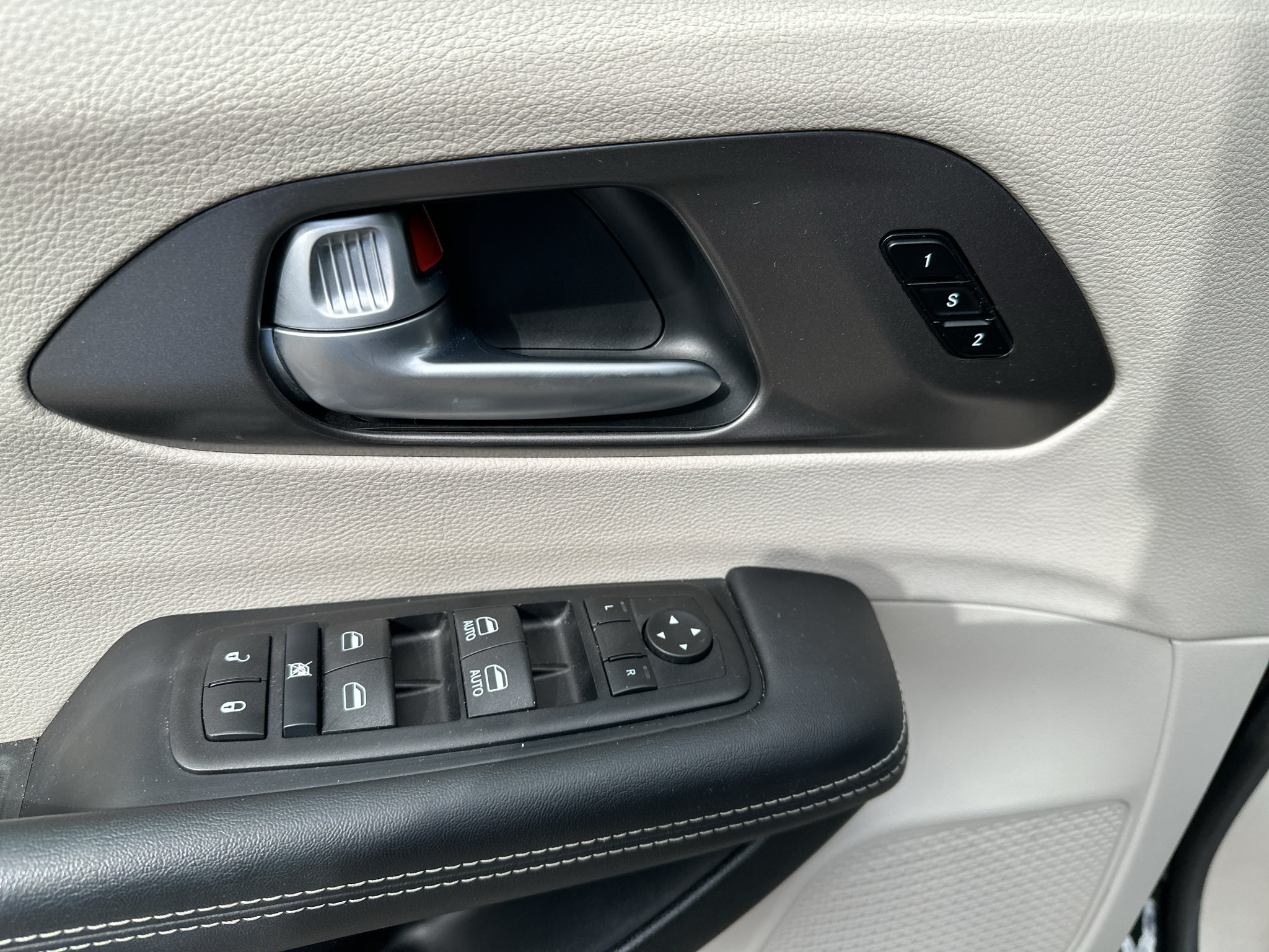 Used 2024 Chrysler Pacifica Touring-L FWD image 9
