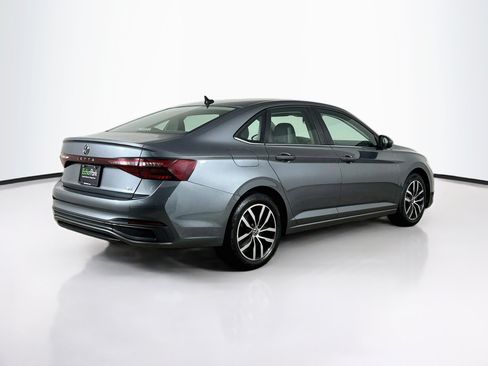 Used 2025 Volkswagen Jetta SE FWD image 9