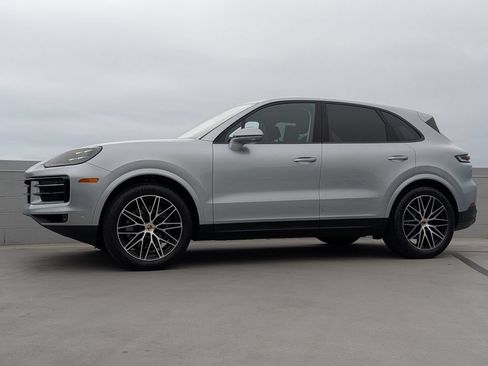 Certified 2025 Porsche Cayenne AWD/4WD image 2