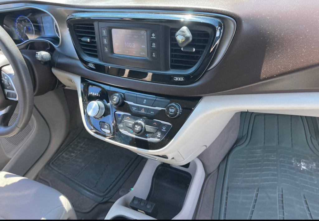 Used 2017 Chrysler Pacifica LX FWD image 6