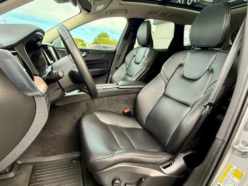 Used 2022 Volvo XC60 B5 Momentum w/ Climate Package image 15