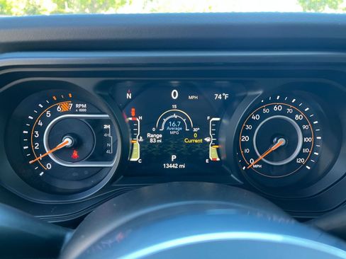 Used 2025 Jeep Wrangler Unlimited Sahara AWD/4WD image 40