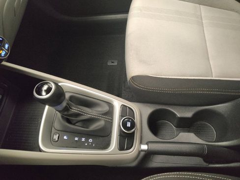 Used 2024 Hyundai Venue SEL image 26