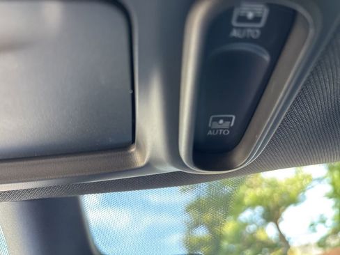 Used 2025 Chrysler Pacifica Limited FWD image 43