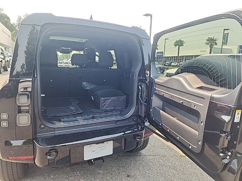New 2026 Land Rover Defender 110 X-Dynamic SE AWD/4WD image 17