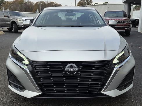 Used 2024 Nissan Altima 2.5 SV w/ SV Premium Package image 2