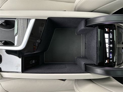 Certified 2025 Volvo XC90 B6 Plus w/ Protection Package Premier image 21