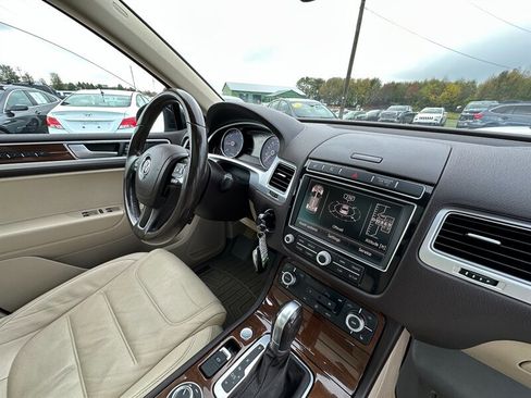 Used 2015 Volkswagen Touareg Sport image 17