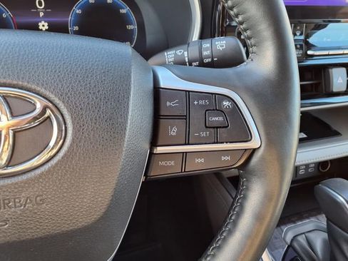 Used 2023 Toyota Highlander Limited image 24