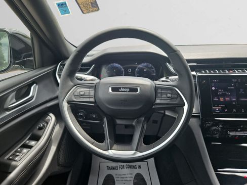 Used 2025 Jeep Grand Cherokee Altitude AWD/4WD image 12
