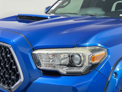 Used 2018 Toyota Tacoma TRD Sport AWD/4WD image 11