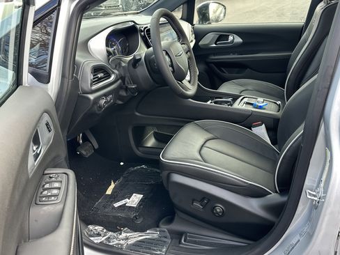 New 2026 Chrysler Pacifica Limited w/ Uconnect Theater Family Group image 28