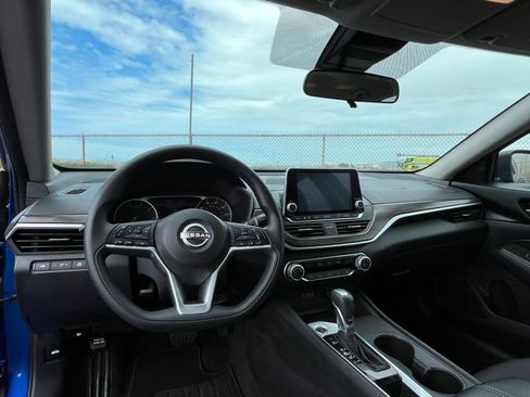 Used 2025 Nissan Altima 2.5 SV FWD image 33