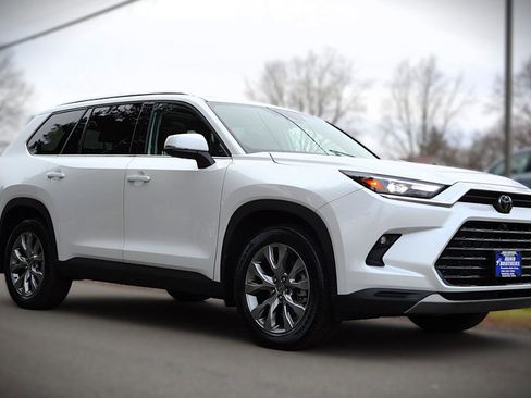 Used 2025 Toyota Grand Highlander AWD image 3