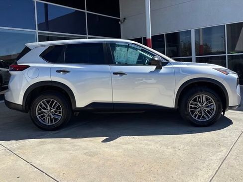 Used 2024 Nissan Rogue S FWD image 2