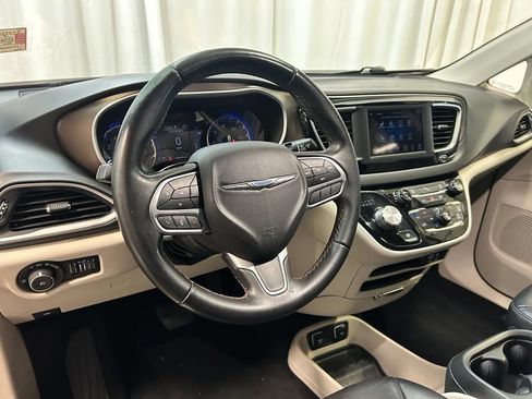 Used 2018 Chrysler Pacifica Touring-L FWD image 3