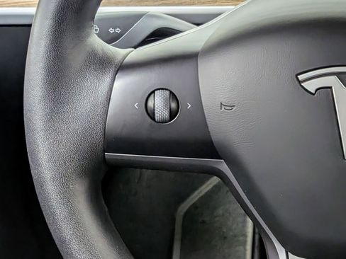 Used 2023 Tesla Model Y Long Range image 33