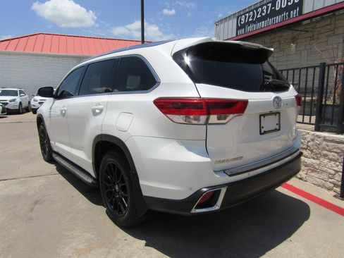 Used 2018 Toyota Highlander Limited Platinum FWD image 3