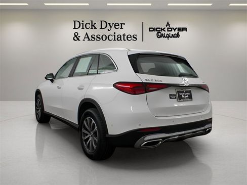 Used 2024 Mercedes-Benz GLC 300 4MATIC image 5