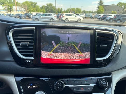 Used 2024 Chrysler Pacifica Touring-L FWD image 20