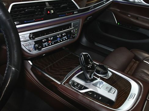 Used 2022 BMW 750i xDrive w/ Executive Package image 65