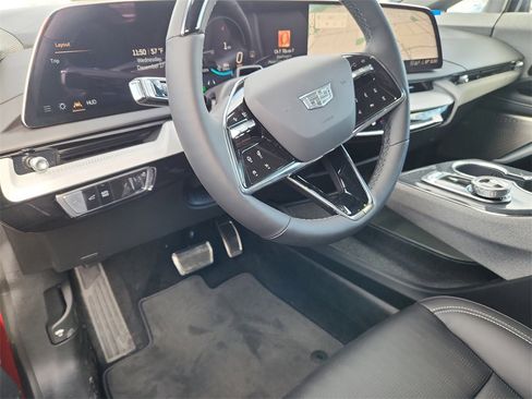 New 2026 Cadillac Optiq Luxury 2 image 19