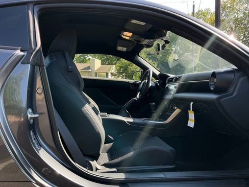 Used 2025 Toyota GR86 w/ ALL Weather Mat Package (TMS) RWD image 9