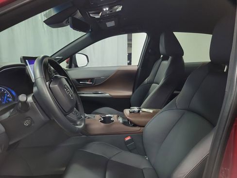 Used 2024 Toyota Venza XLE image 13