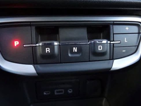 Used 2024 GMC Terrain SLT image 28