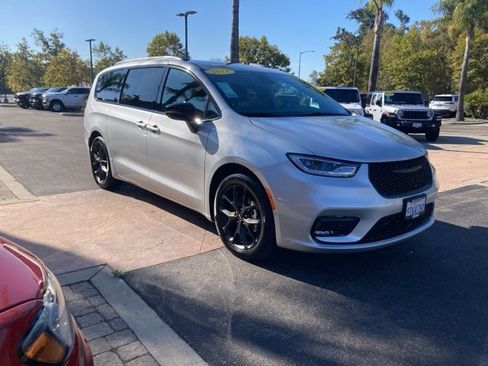 Used 2024 Chrysler Pacifica Touring-L w/ S Appearance Package image 5