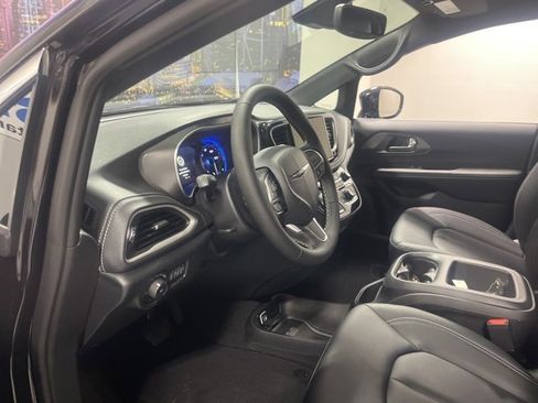 New 2026 Chrysler Pacifica Select image 9