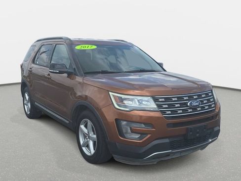 Used 2017 Ford Explorer XLT w/ Equipment Group 202A FWD image 3