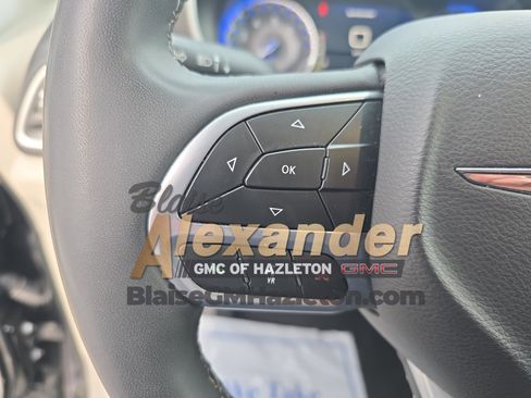 Used 2024 Chrysler Pacifica Touring-L image 19