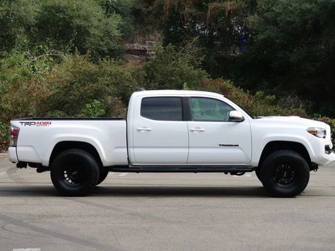 Used 2020 Toyota Tacoma TRD Sport w/ Technology Package AWD/4WD image 12